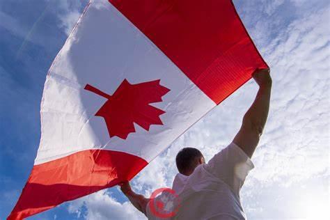 شخص يحمل علم كندا